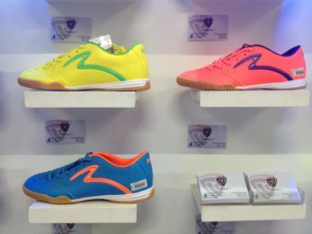 cari sepatu futsal specs boa no 42/43 bandung / kirim2