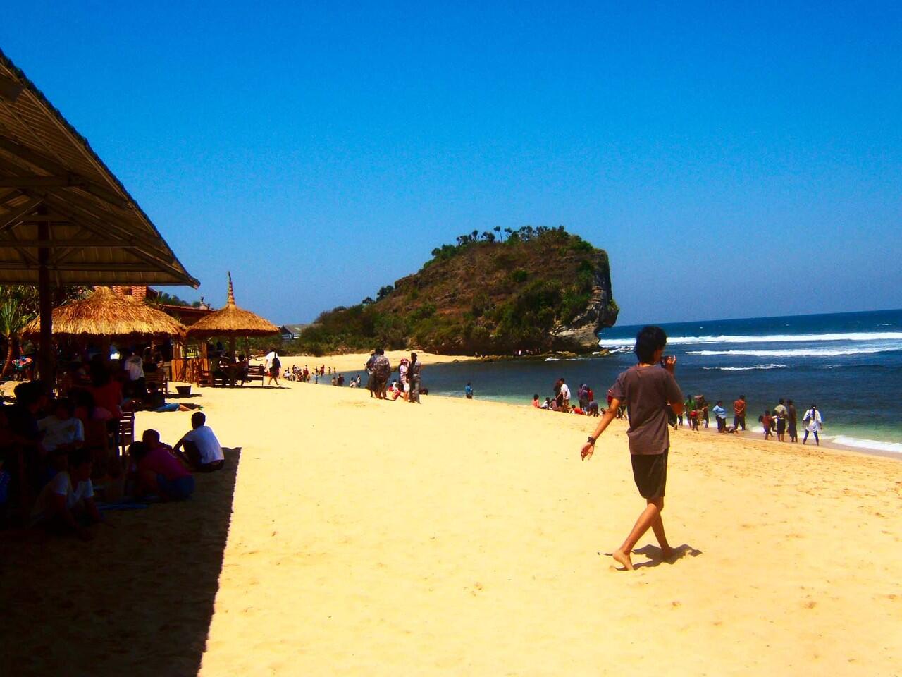 Foto-Foto Menakjubkan Wisata Pantai Paling Eksotis di Indonesia