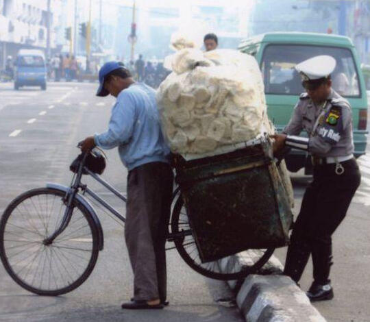 Ternyata Polisi tak segan menolong orang di jalan