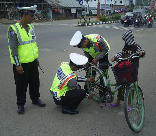 Ternyata Polisi tak segan menolong orang di jalan