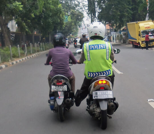 Ternyata Polisi tak segan menolong orang di jalan