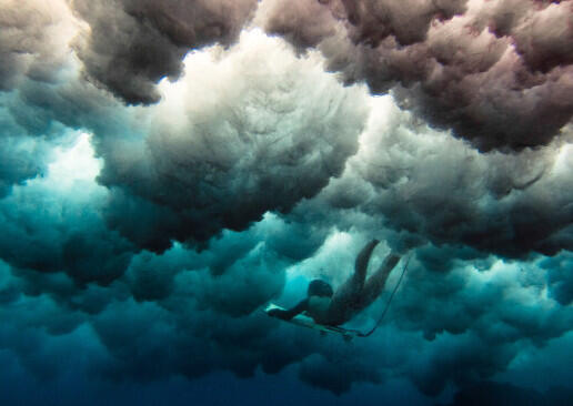 INDAHNYA SURFING DI BAWAH LAUT ....