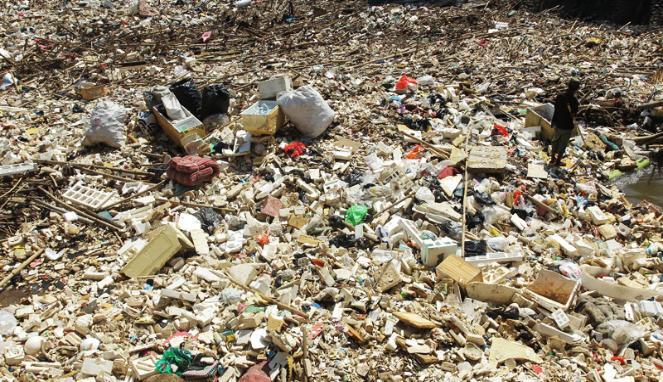 Pekerja Mogok, Pintu Air Manggarai Penuh Sampah[JAKARTA TERANCAM BANJIR LAGI]