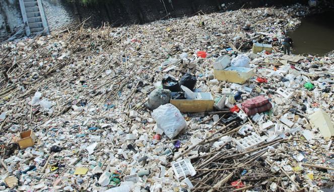 Pekerja Mogok, Pintu Air Manggarai Penuh Sampah[JAKARTA TERANCAM BANJIR LAGI]
