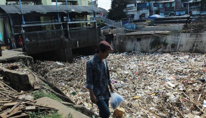 Pekerja Mogok, Pintu Air Manggarai Penuh Sampah[JAKARTA TERANCAM BANJIR LAGI]