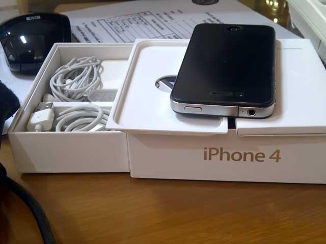 Iphone 4 16 gb FU Black & White COD TMII, Bintaro, Ciledug, Budi Luhur, Mercubuana
