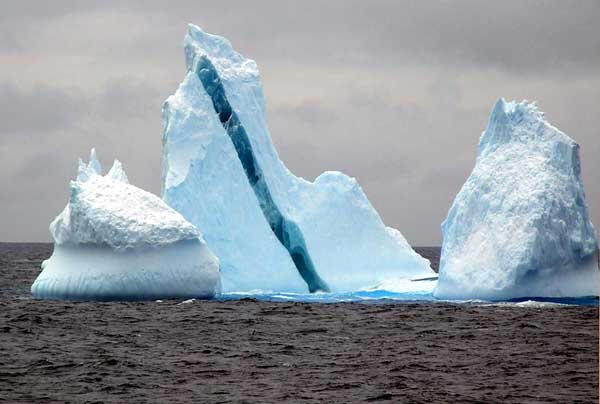 Fenomena Alam Blue Iceberg yang Menakjubkan