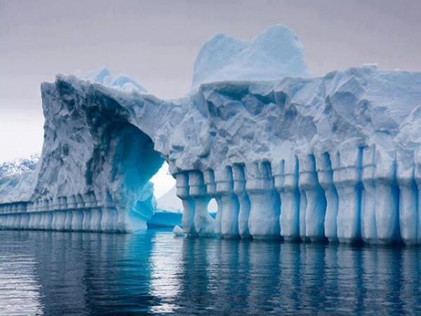 Fenomena Alam Blue Iceberg yang Menakjubkan