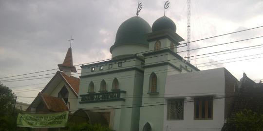 Gereja dan masjid di solo ini satu halaman dan satu dinding