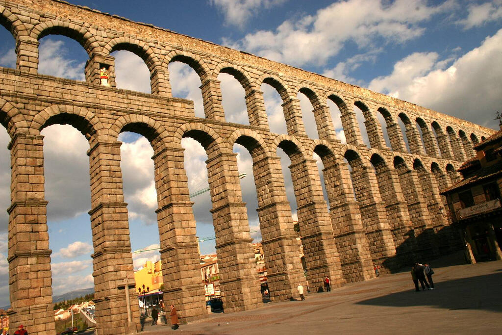 10 Aqueduct Kuno Paling Menakjubkan