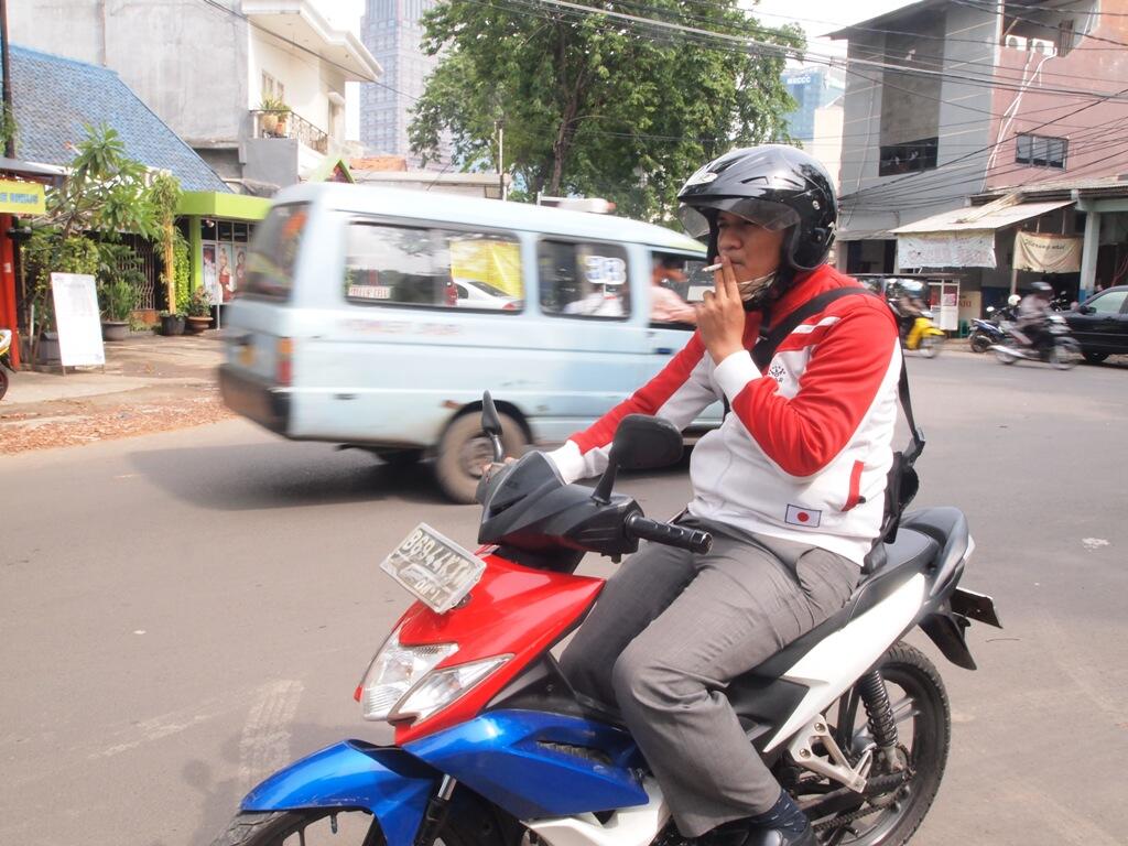 Bahaya Merokok Sambil menyetir