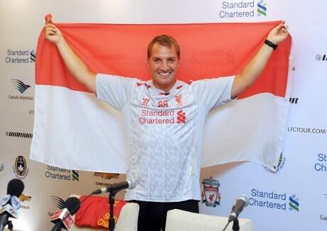 Rodgers Bentangkan Bendera Indonesia dan Ucapkan Terima Kasih