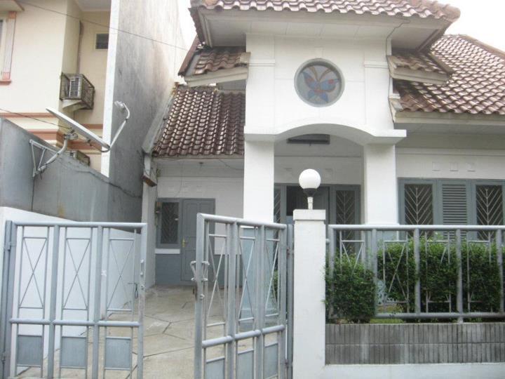 RUMAH POJOK TAMAN LAGUNA CIBUBUR