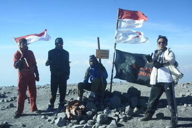 Mendaki Semeru Kini Dibatasi Usia