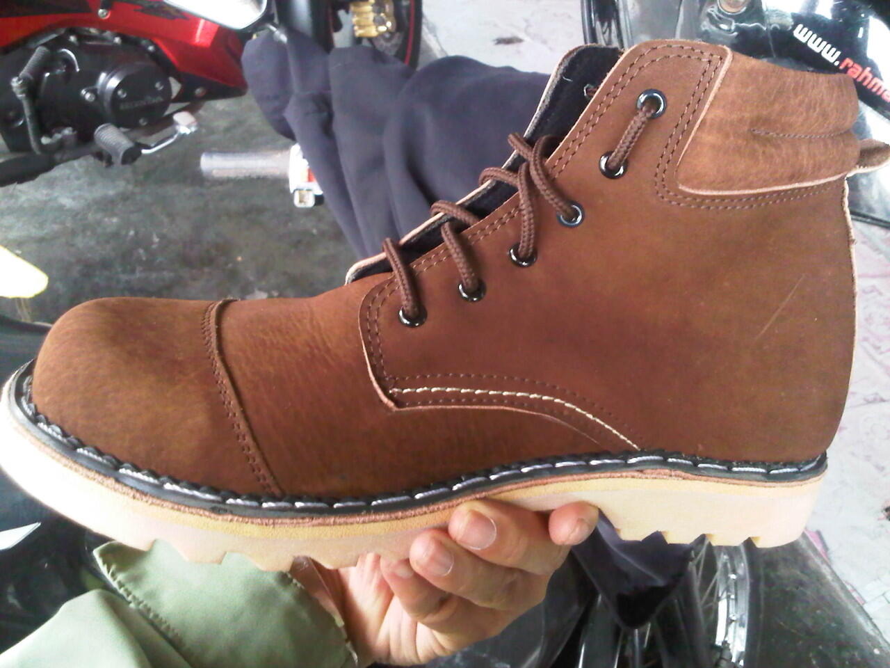 Terjual SEPATU  BOOT KULIT ASLI HANDMADE SAFETY  WOLVERINE  