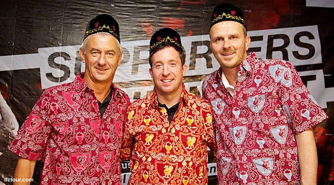 Ketika 3 Legenda Liverpool Menyapa Fans Pakai Batik dan Peci