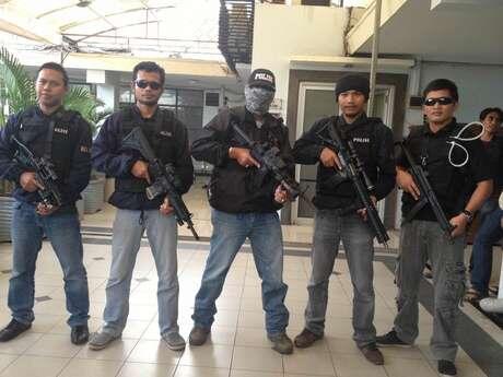 Penampakan Tim Pemburu Preman Polres Jakarta Barat dengan Senjata Lengkap 