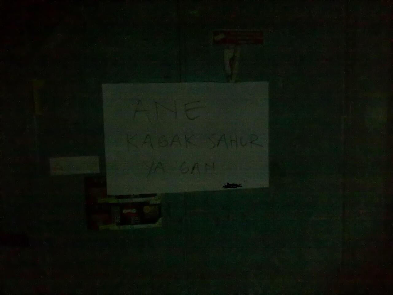 Penampakan di depan pintu kamar temen-temen kos Ane