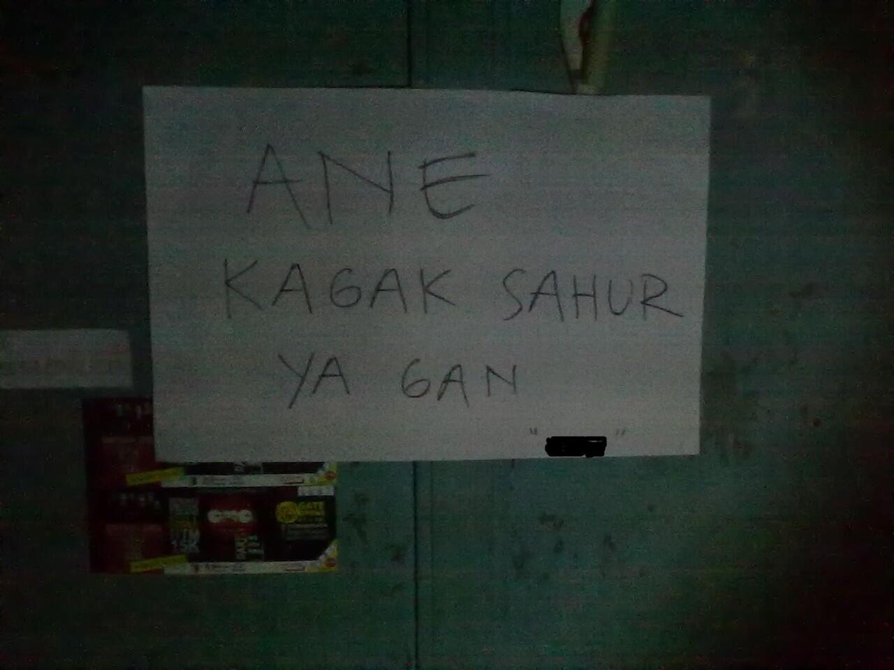 Penampakan di depan pintu kamar temen-temen kos Ane