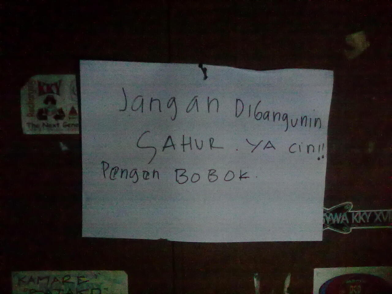 Penampakan di depan pintu kamar temen-temen kos Ane