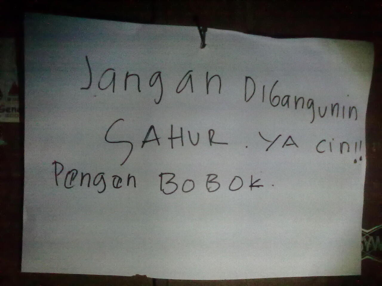 Penampakan di depan pintu kamar temen-temen kos Ane