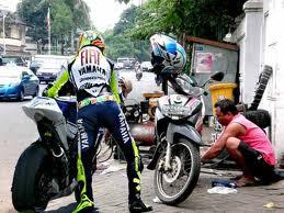 Rossi ngga punya duit lagi HAHA !!