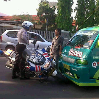 &#91;no hoax&#93; polisi tabrak angkot
