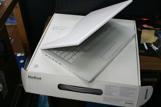 Kayaaa Baruuuu Ni Gan !! Macbook White Type A1181 Core 2 duo FullSettt