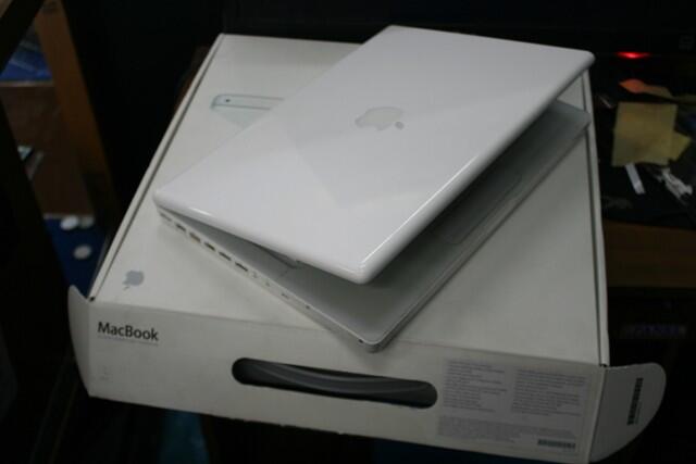 Kayaaa Baruuuu Ni Gan !! Macbook White Type A1181 Core 2 duo FullSettt
