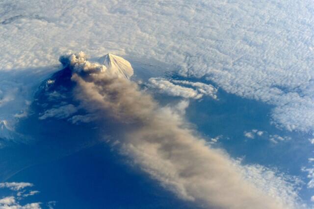 13 Foto Letusan Gunung Berapi yang Diambil dari Ruang Angkasa