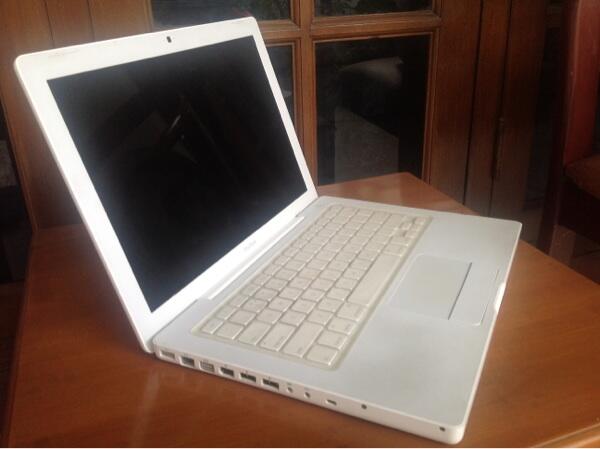 Jual macbook white + mouse wireless apple + tas apple ori
