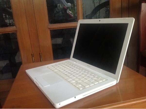 Jual macbook white + mouse wireless apple + tas apple ori