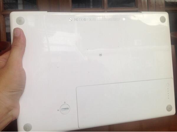 Jual macbook white + mouse wireless apple + tas apple ori