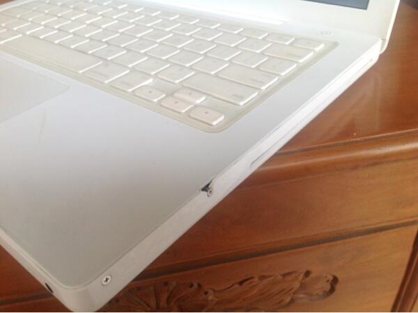 Jual macbook white + mouse wireless apple + tas apple ori