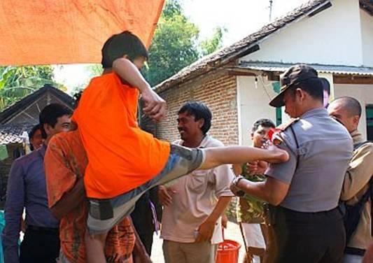 POLISI PUKUL IMAM TARAWIH