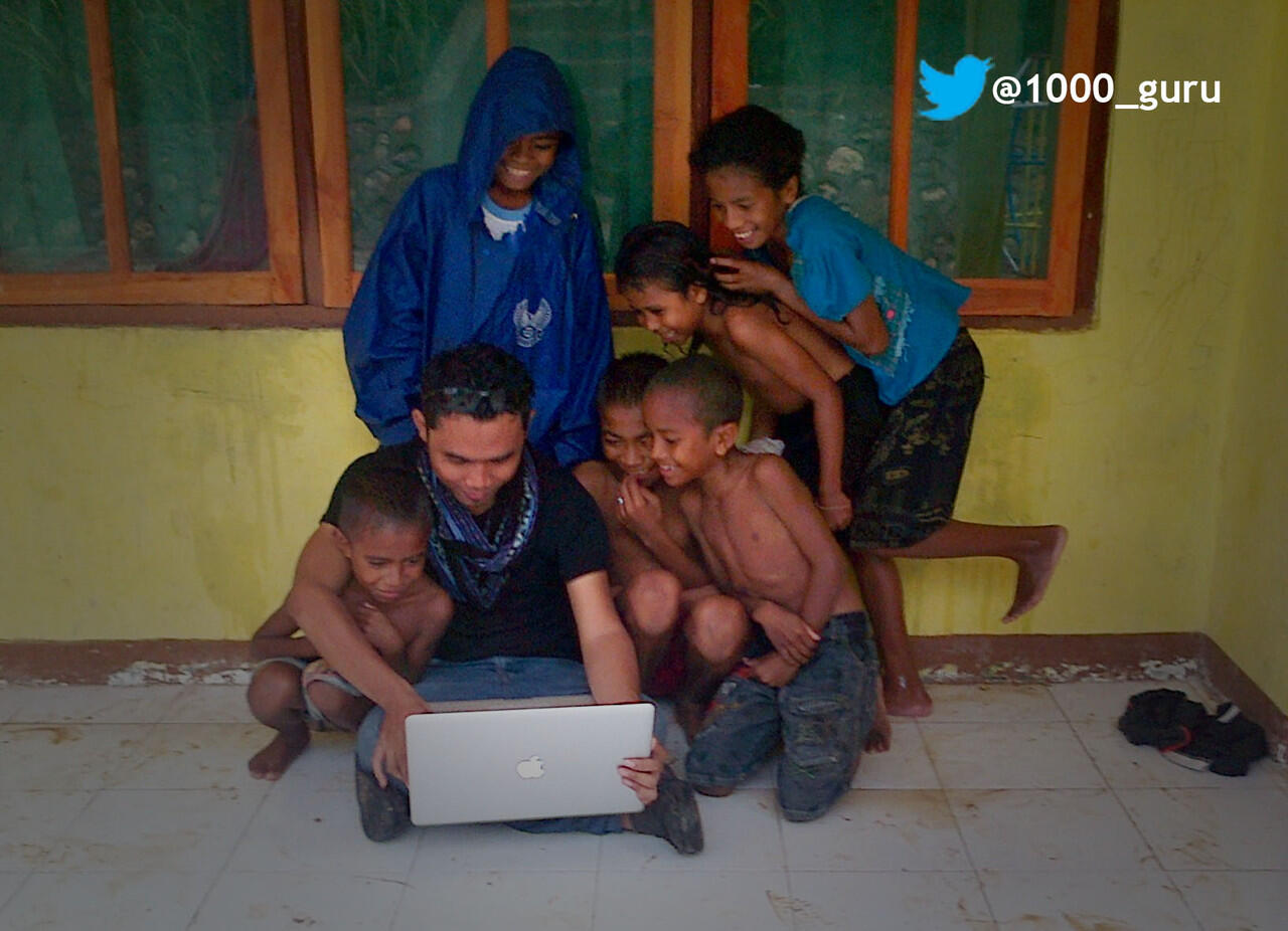 Ketika Agan-agan tulis TS kaskus, di pedalaman anak-anak masih hidup tanpa listrik