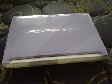 Acer Aspire One Happy Mulus + Batre Kuat 6 jam = 1.55 jt aj mau gan ?