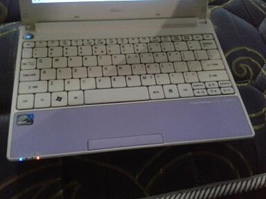 Acer Aspire One Happy Mulus + Batre Kuat 6 jam = 1.55 jt aj mau gan ?