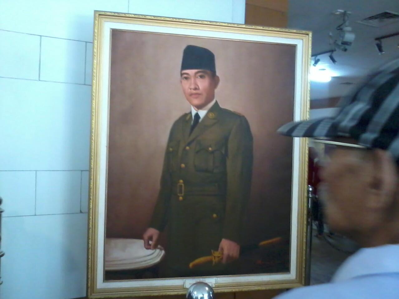 Isi Dari Perpustakaan di Area Makam Presiden Ir. Soekarno Serta Rumah Beliau&#91;Pict&#93;