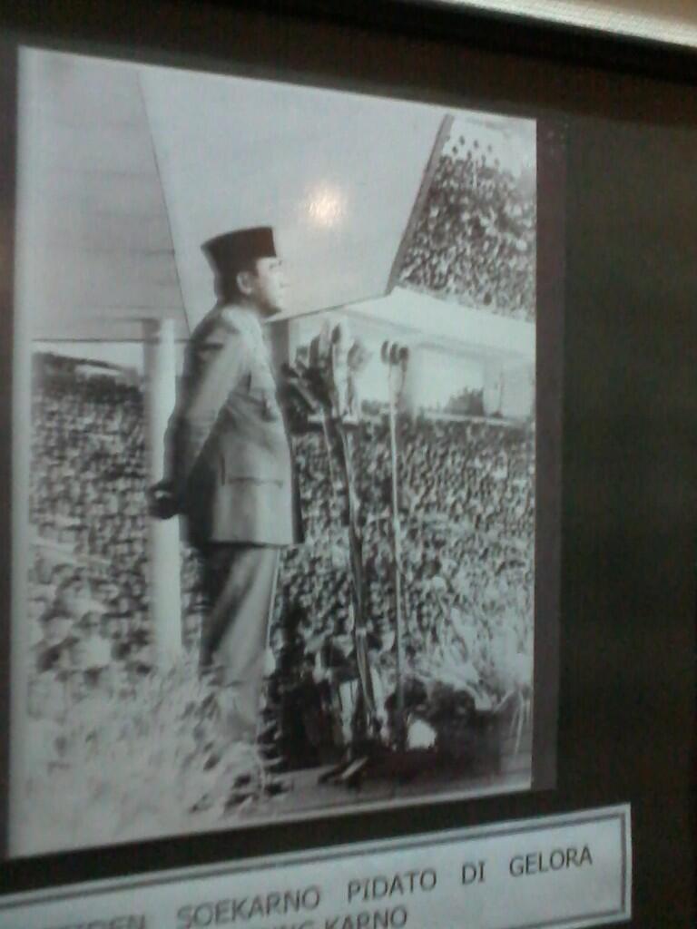 Isi Dari Perpustakaan di Area Makam Presiden Ir. Soekarno Serta Rumah Beliau&#91;Pict&#93;