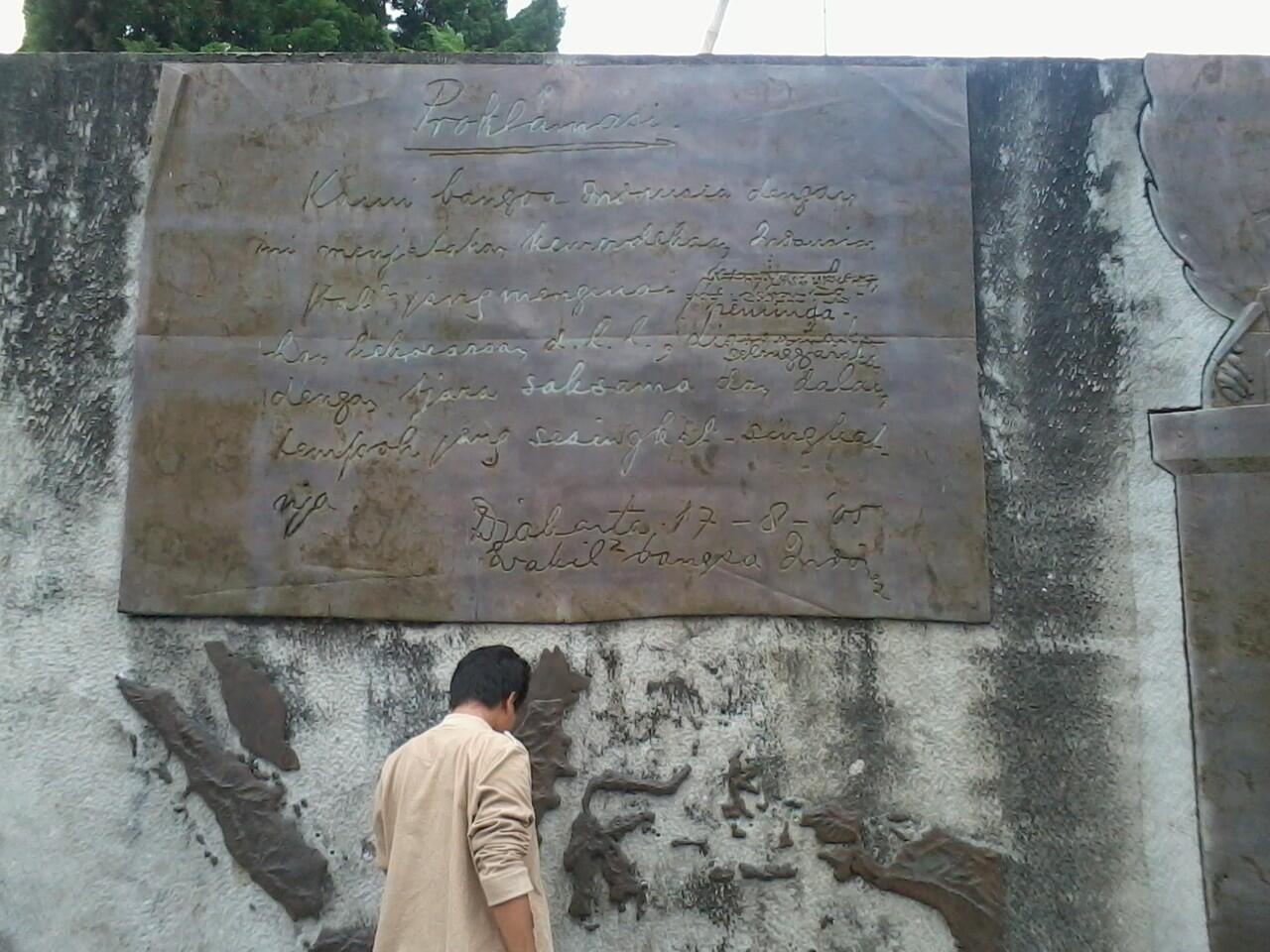 Isi Dari Perpustakaan di Area Makam Presiden Ir. Soekarno Serta Rumah Beliau&#91;Pict&#93;