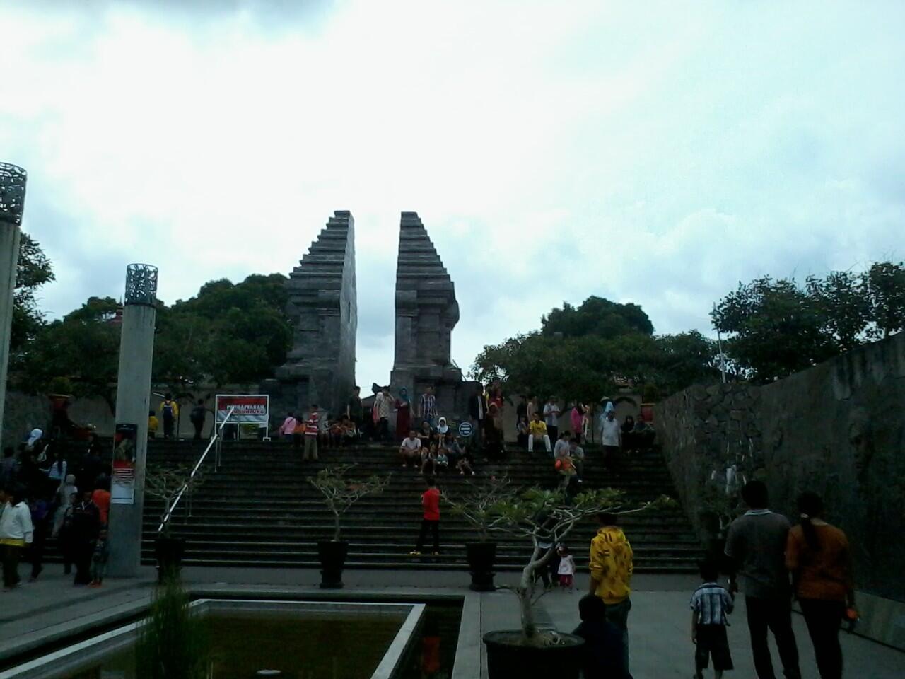 Isi Dari Perpustakaan di Area Makam Presiden Ir. Soekarno Serta Rumah Beliau&#91;Pict&#93;