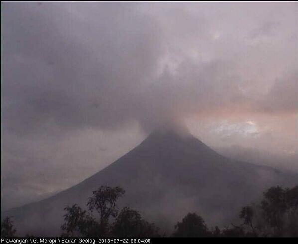 jangan lebay mbritain Merapi,, jangan bikin warga jadi panik !