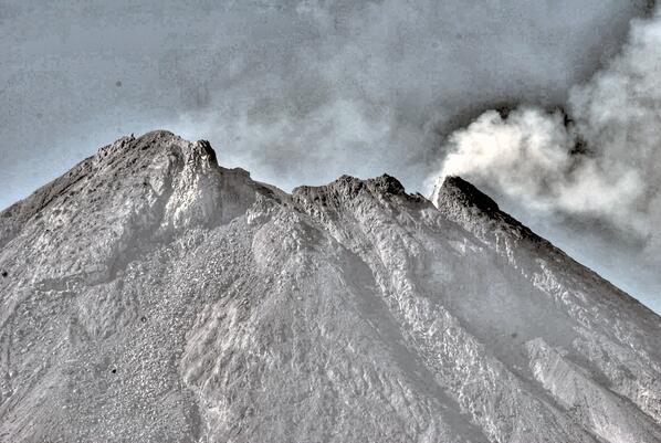 jangan lebay mbritain Merapi,, jangan bikin warga jadi panik ! 