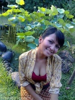 Artis Cantik Busana Seksi