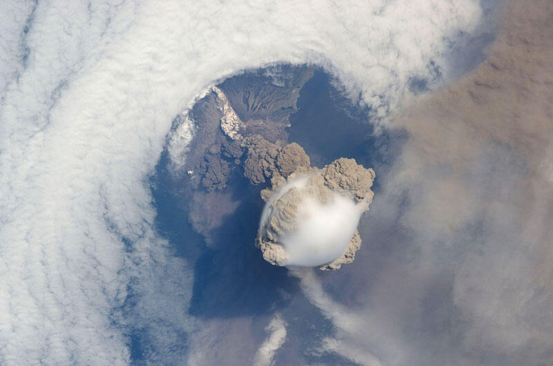 ..:: Erupsi gunung berapi dilihat dari luar angkasa ::..