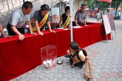 Malukah Kita? Ternyata Orang Cacat Ini Malah Menyumbang Bukan Mengemis 