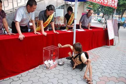 Malukah Kita? Ternyata Orang Cacat Ini Malah Menyumbang Bukan Mengemis 