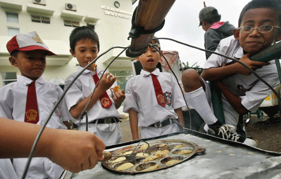 Mainan dan Makanan yang sering kalian beli saat kecil