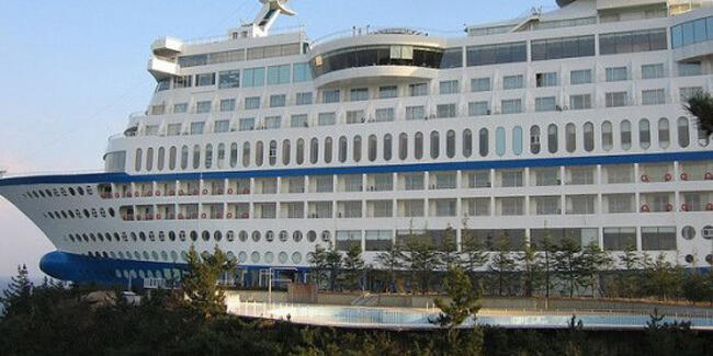 Hotel Unik Dengan Arsitektur Kapal Pesiar Terdampar